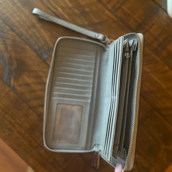 Grey Michael Kors wallet - Picture 3 of 3